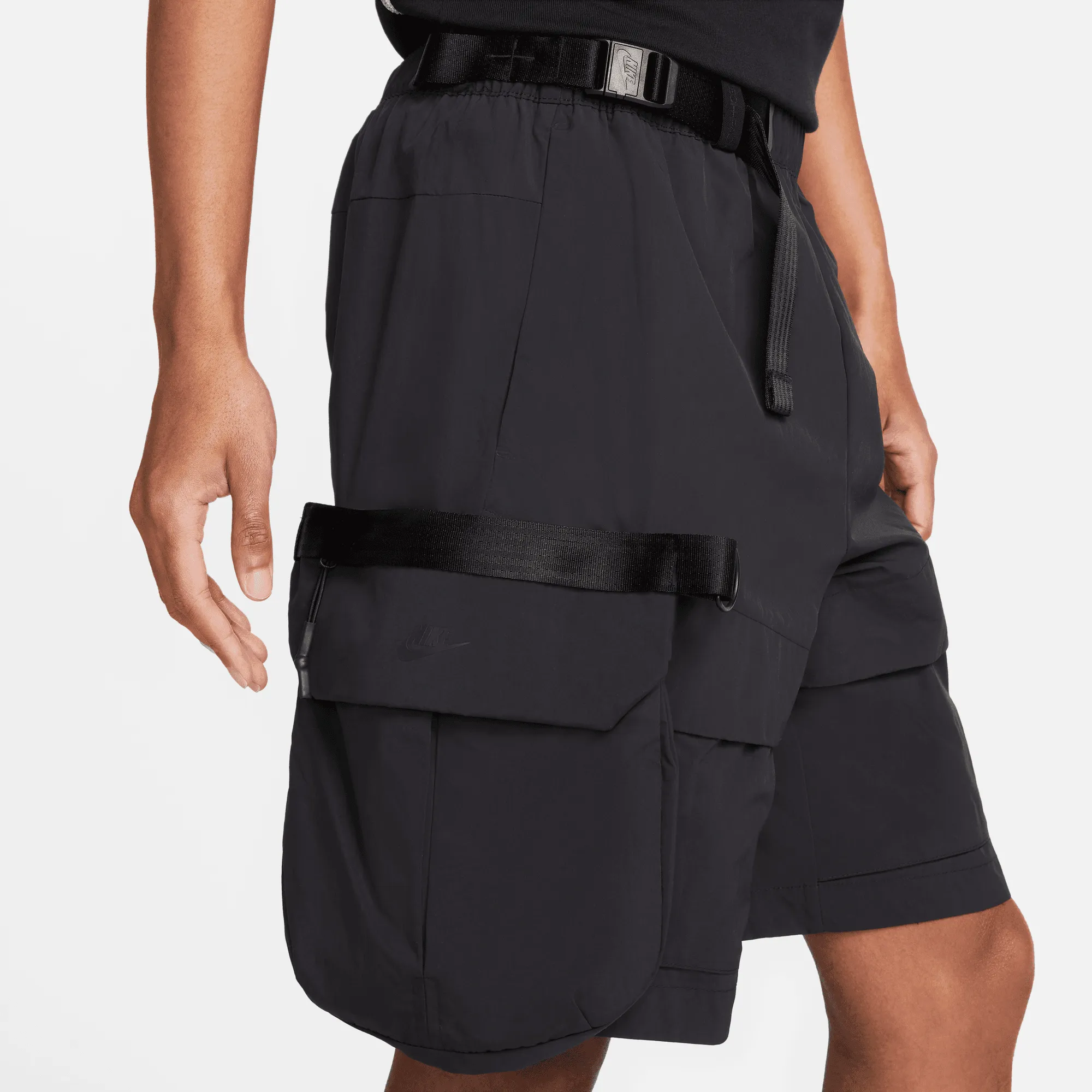 NIKE SW TECH PACK CARGO SHORTS (BLACK)