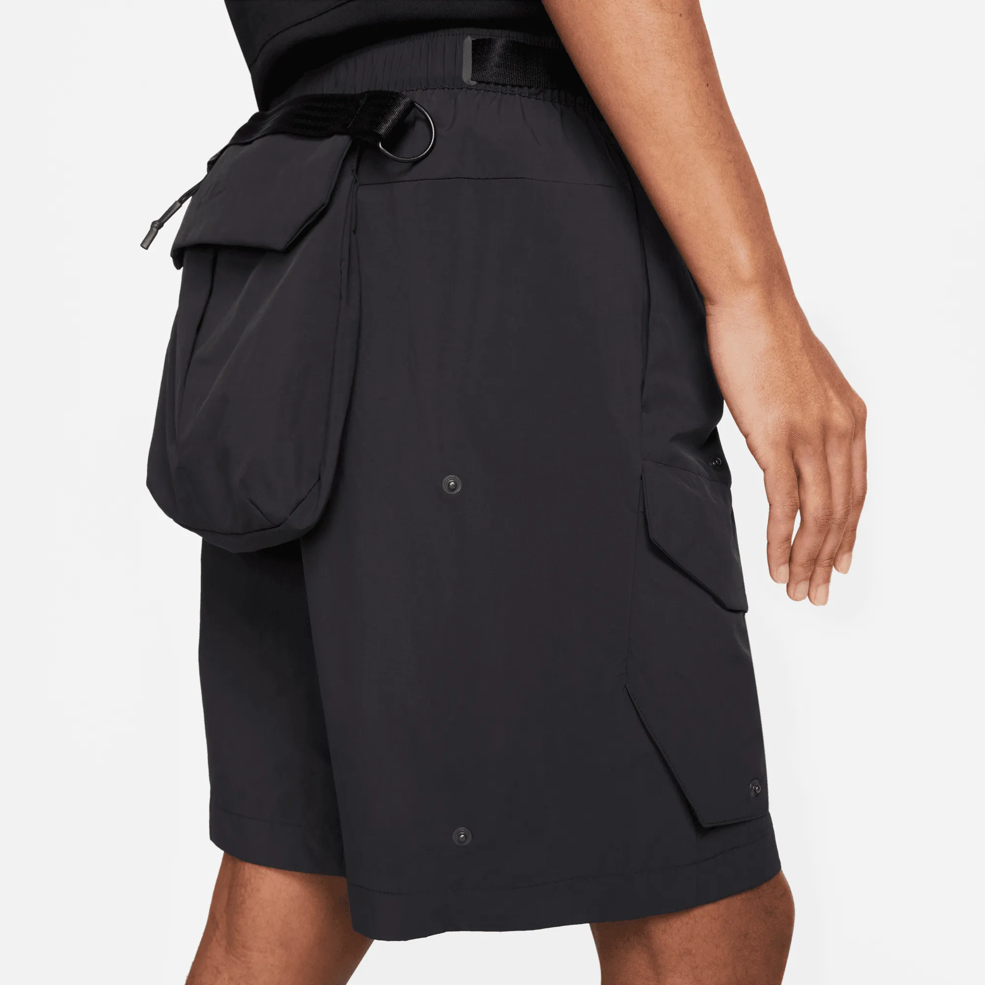 NIKE SW TECH PACK CARGO SHORTS (BLACK)